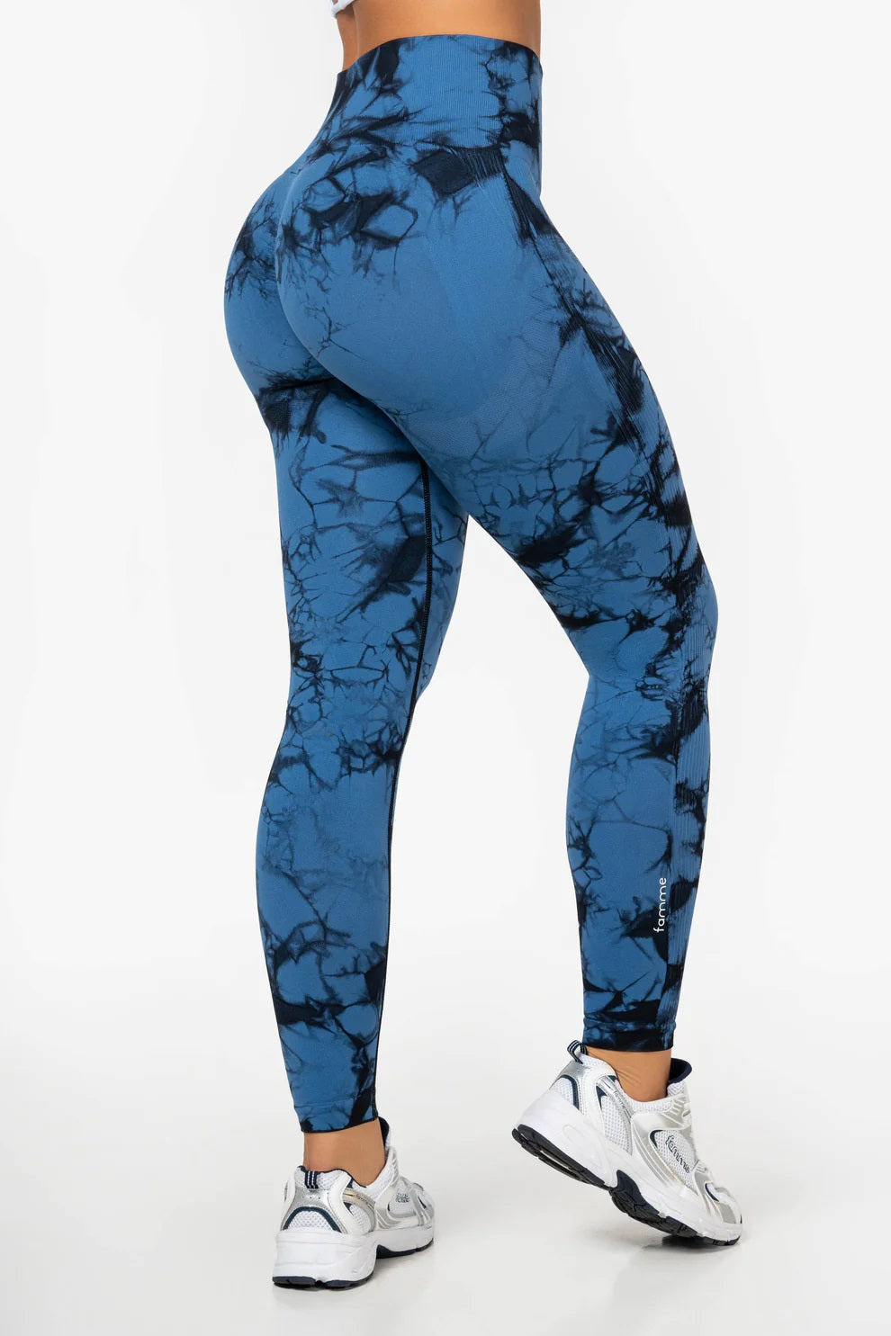 Tie Dye Scrunch Leggings - Blue - for kvinde - FAMME - Tights