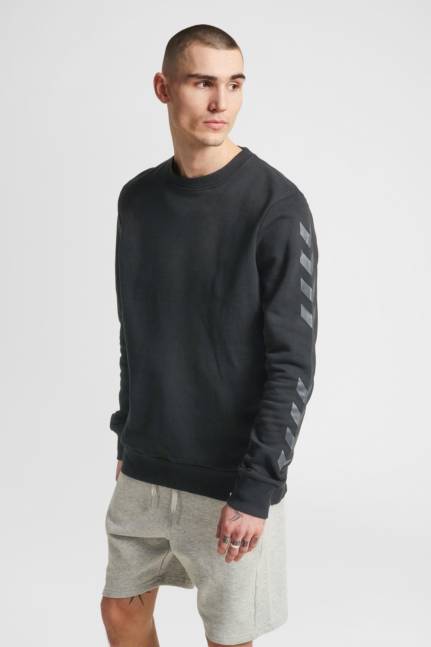 HUMMEL - Hmllegacy Chevron Sweatshirt - Black